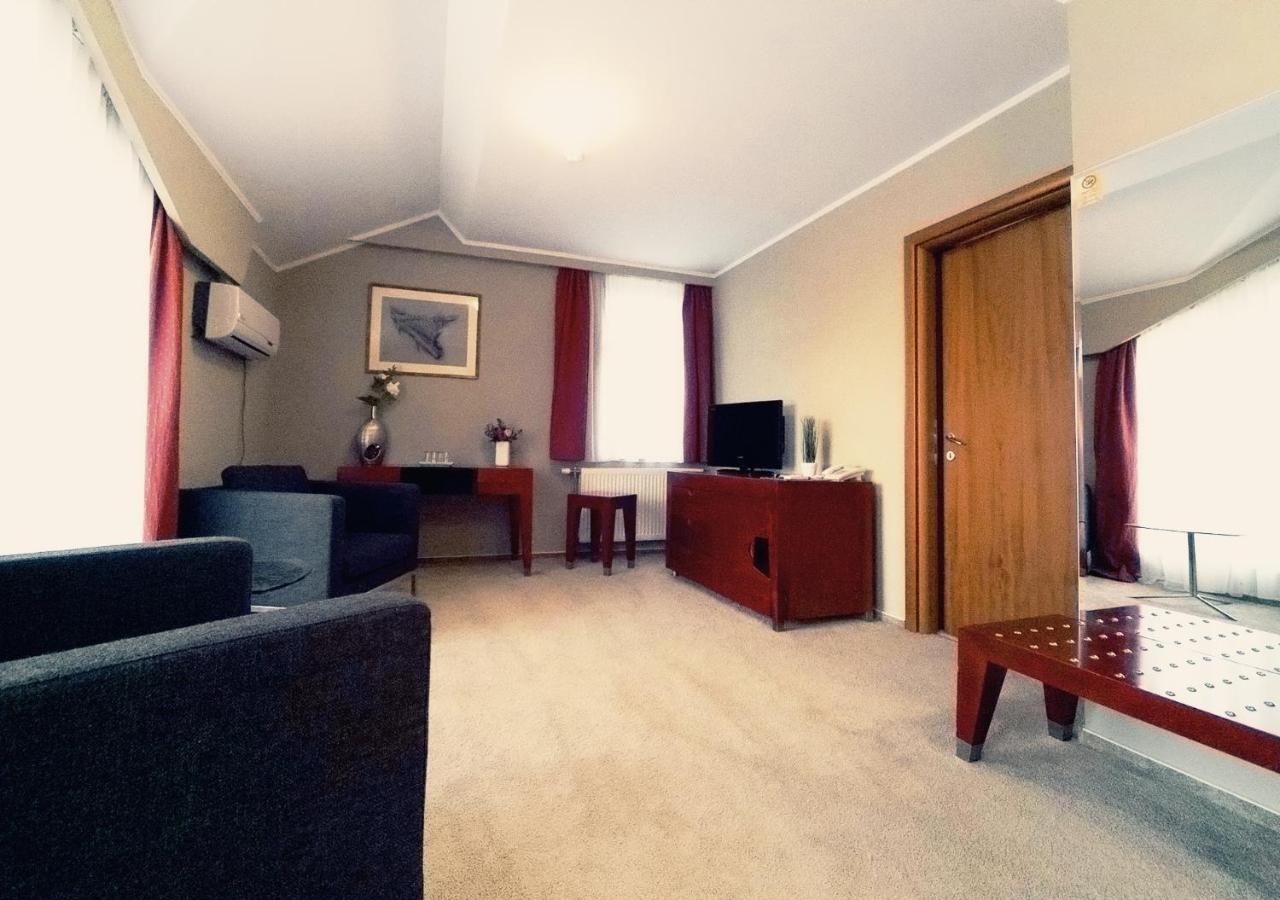 Hotel Atrium Tîrgu Secuiesc Eksteriør billede