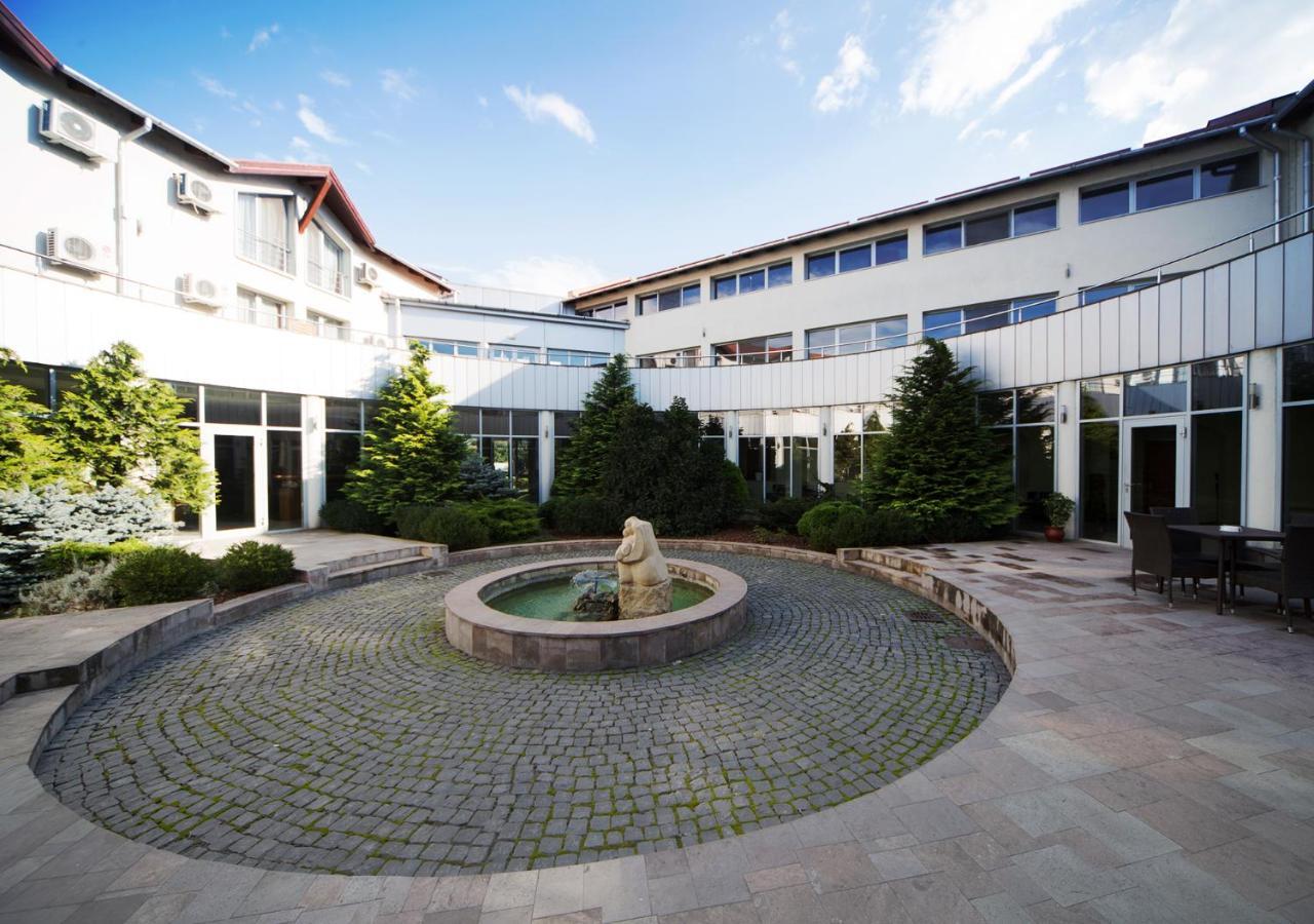 Hotel Atrium Tîrgu Secuiesc Eksteriør billede