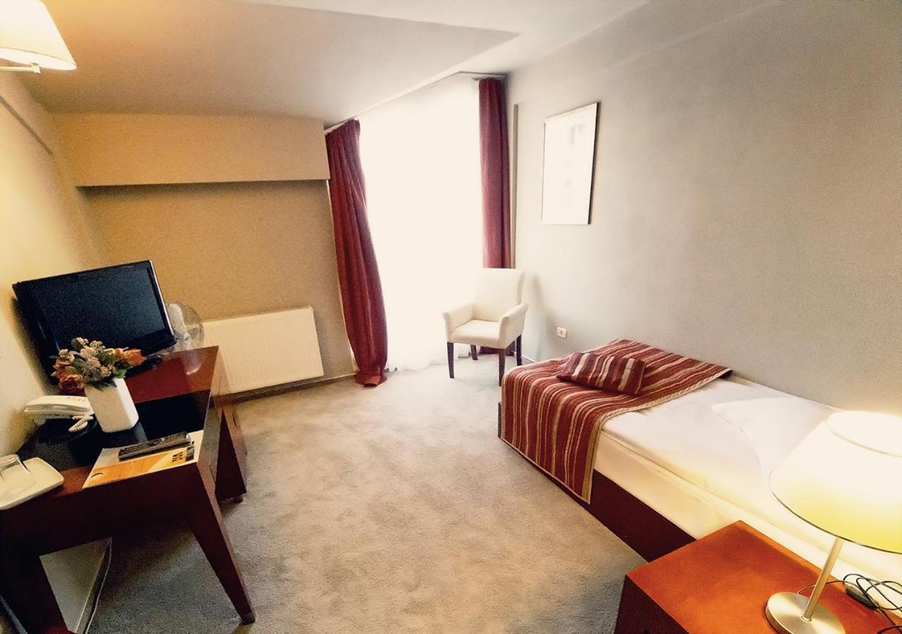 Hotel Atrium Tîrgu Secuiesc Eksteriør billede